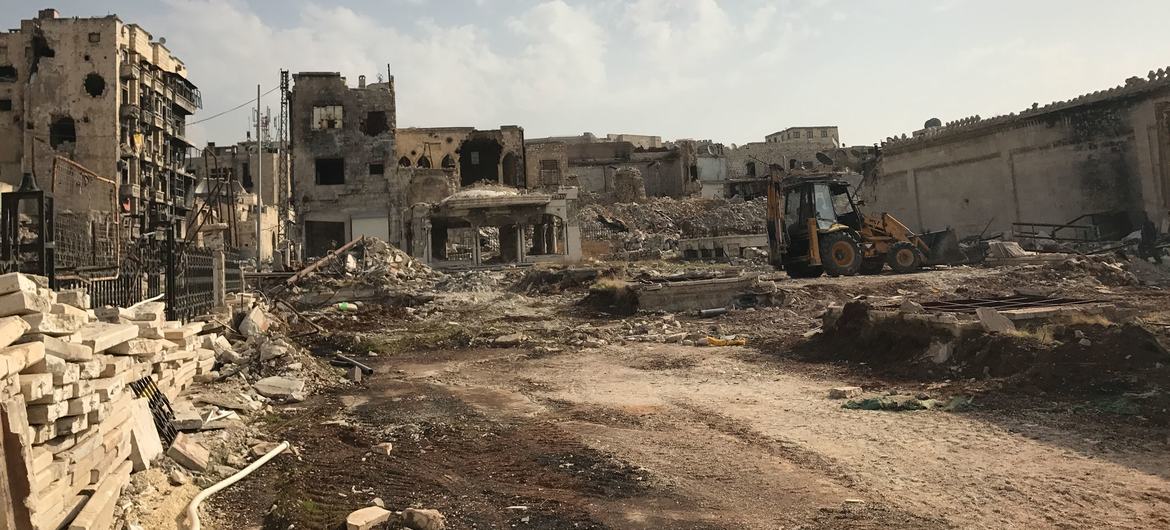 सीरिया के अलेप्पो शहर में तबाह इमारतें, जहाँ कथित तौर पर रासायनिक हथियारों का इस्तेमाल किया गया था. (फाइल)