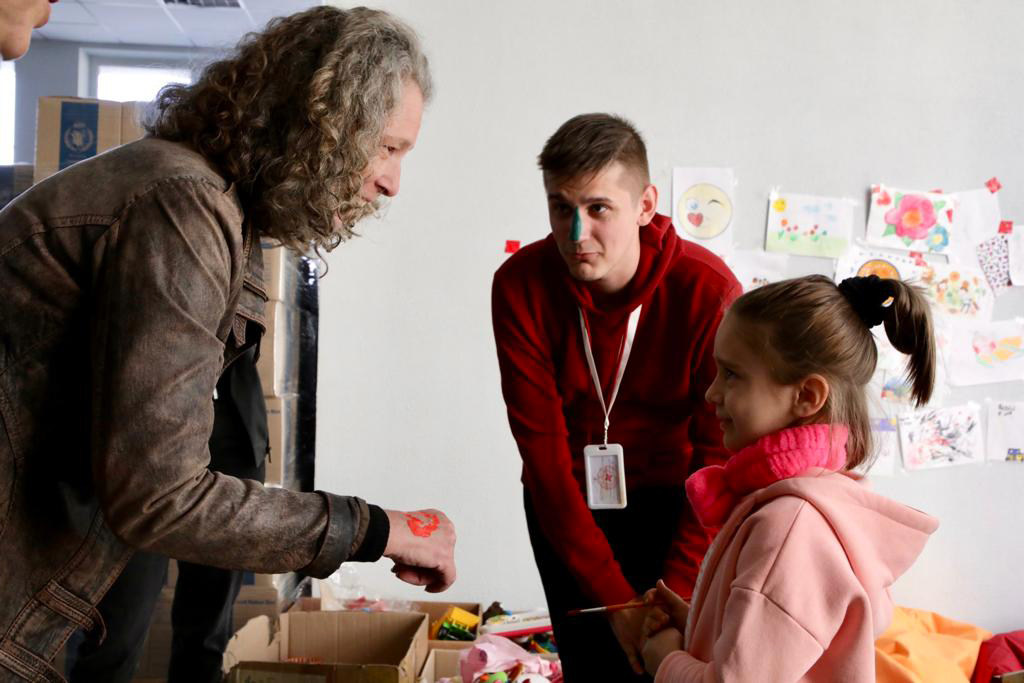 Denise Brown, Coordinatrice résidente et humanitaire des Nations Unies , rencontre deux habitants de la ville de Mykolayiv, située sur la ligne de front, dans le sud de l'Ukraine.