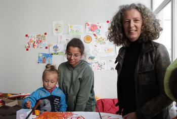 Дениз Браун (справа) в Николаеве на юге Украины.