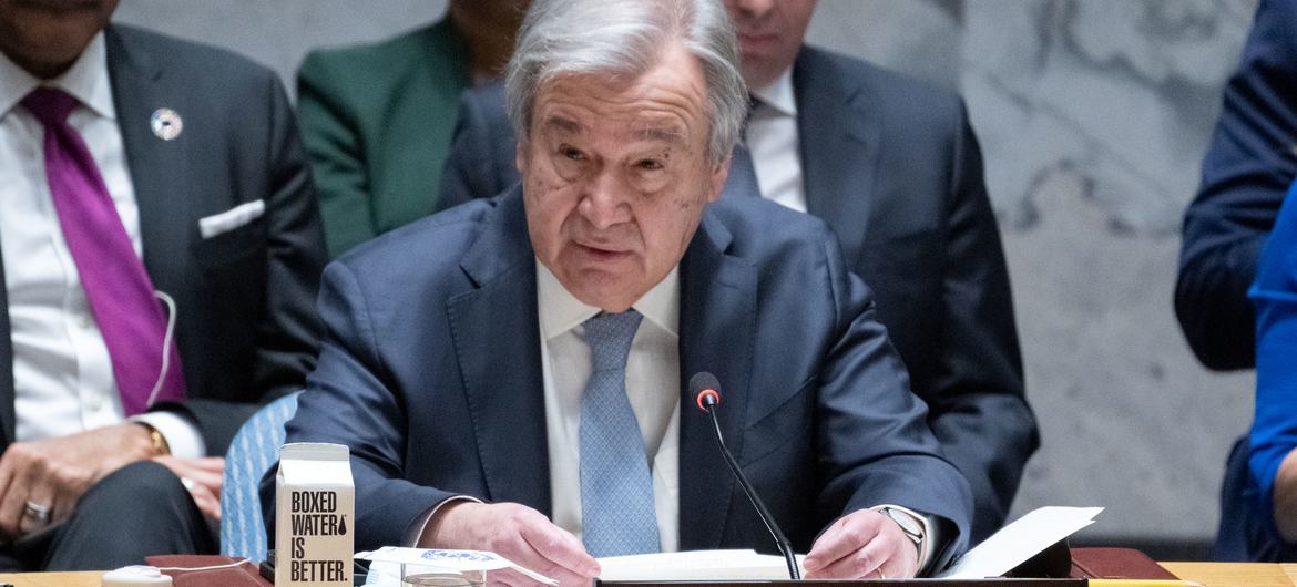 El Secretario General António Guterres habla en una sesión del Consejo de Seguridad sobre Ucrania.