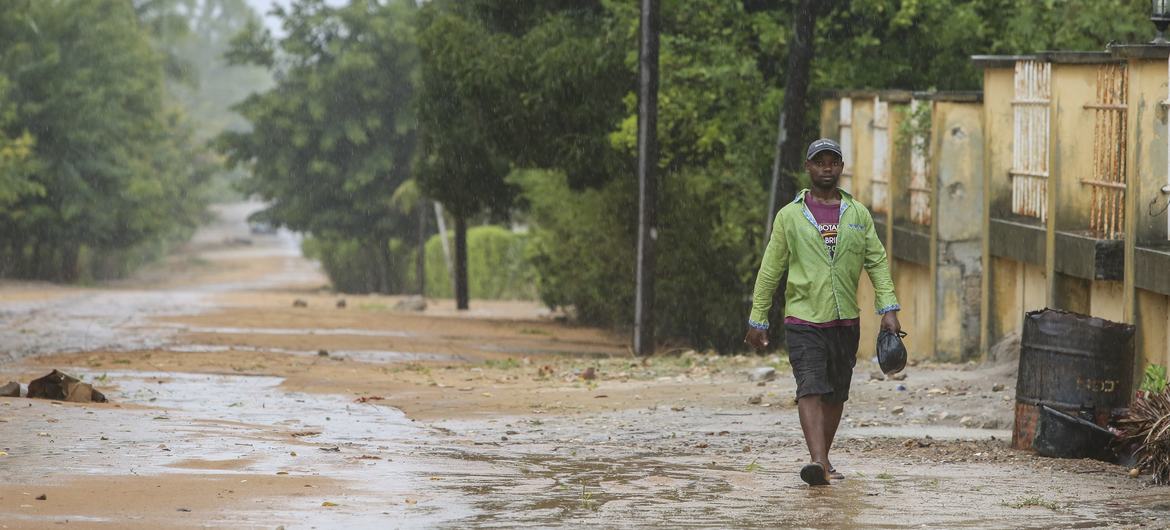 الإعصار فريدي يصل إلى اليابسة في فيلانكولوس، في مقاطعة إنهامبان بموزمبيق.