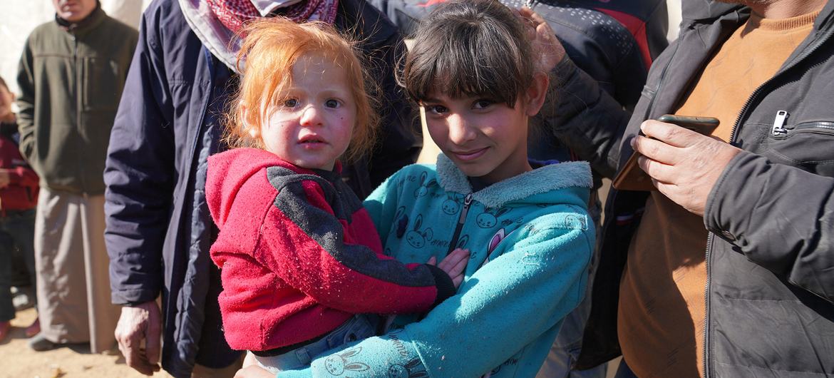   Familias desplazadas por el terremoto que sacudió Siria viven en refugios temporales en Afrin, noroeste de Siria.