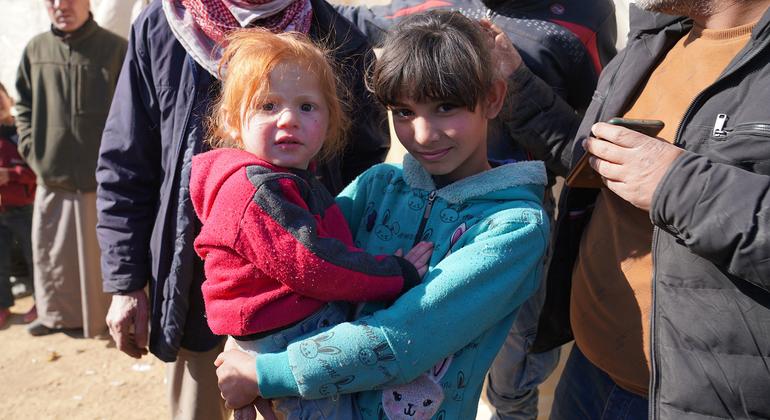   Familias desplazadas por el terremoto que sacudió Siria viven en refugios temporales en Afrin, noroeste de Siria.