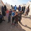 Des familles déplacées dans un centre d'accueil près de Afrin en Syrie