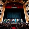 Actores saludan al público en la Ópera de Amberes, Bélgica.