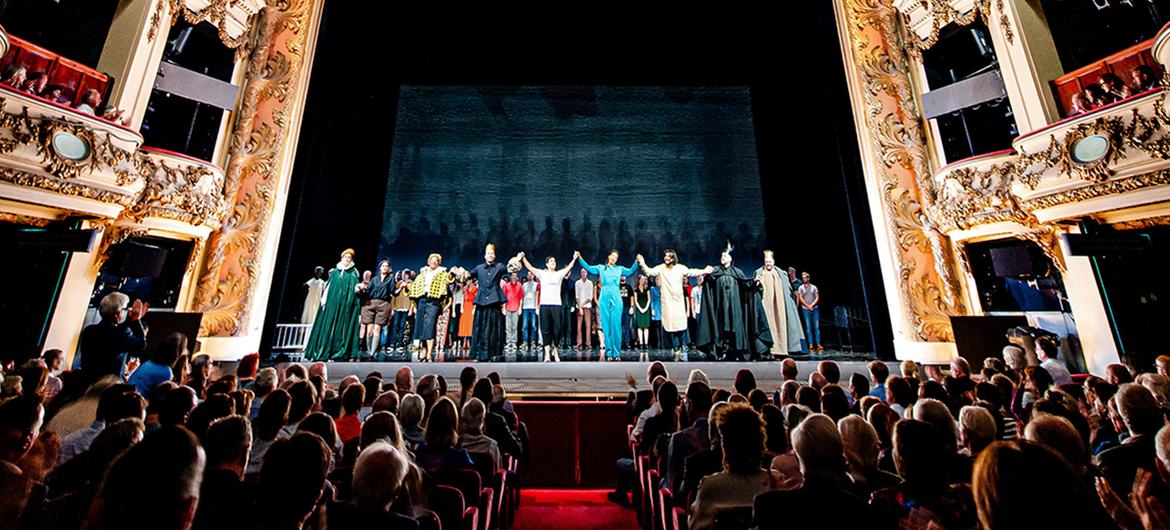 Actores saludan al público en la Ópera de Amberes, Bélgica.