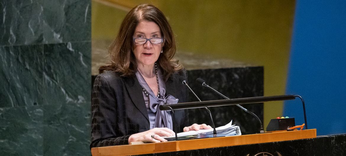 La representante permanente adjunta de Estados Unidos, Dorothy Shea, se dirige a la Undécima Sesión Especial de Emergencia de la Asamblea General sobre Ucrania.