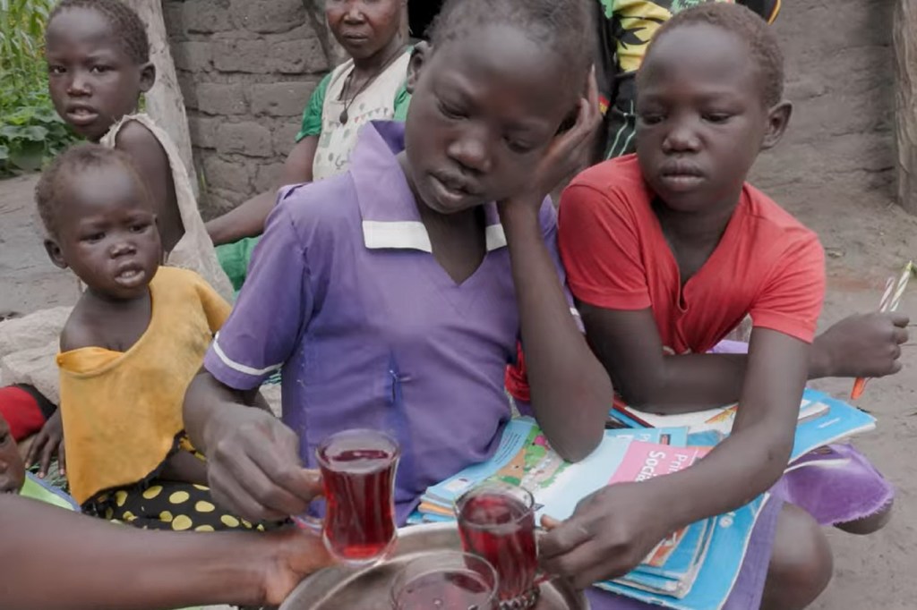 Watoto katika familia wanaoungwa mkono na mpango wa pamoja wa JRP, UNICEF na WFP ambao hutoa msaada wa lishe bora na mlo shuleni kwa watoto wa shule nchini Sudan Kusini.