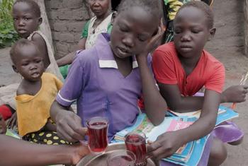 南苏丹的孩子们正在享用UNICEF和WFP计划提供的食物。
