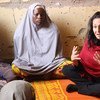 在尼日利亚东北部的迈杜古里，盖拉尼（右）与一处境内流离失所者营地的妇女会面。