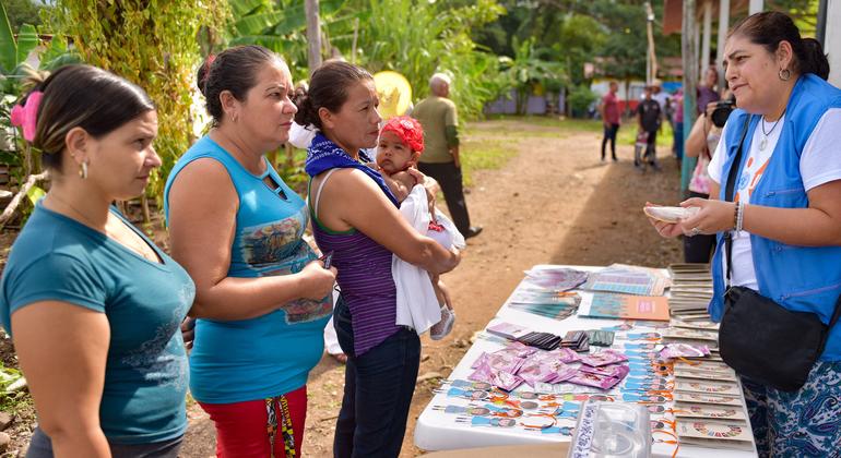Un grupo de mujeres recibe información sobre métodos anticonceptivos modernos en La Paz, en Bolivia.