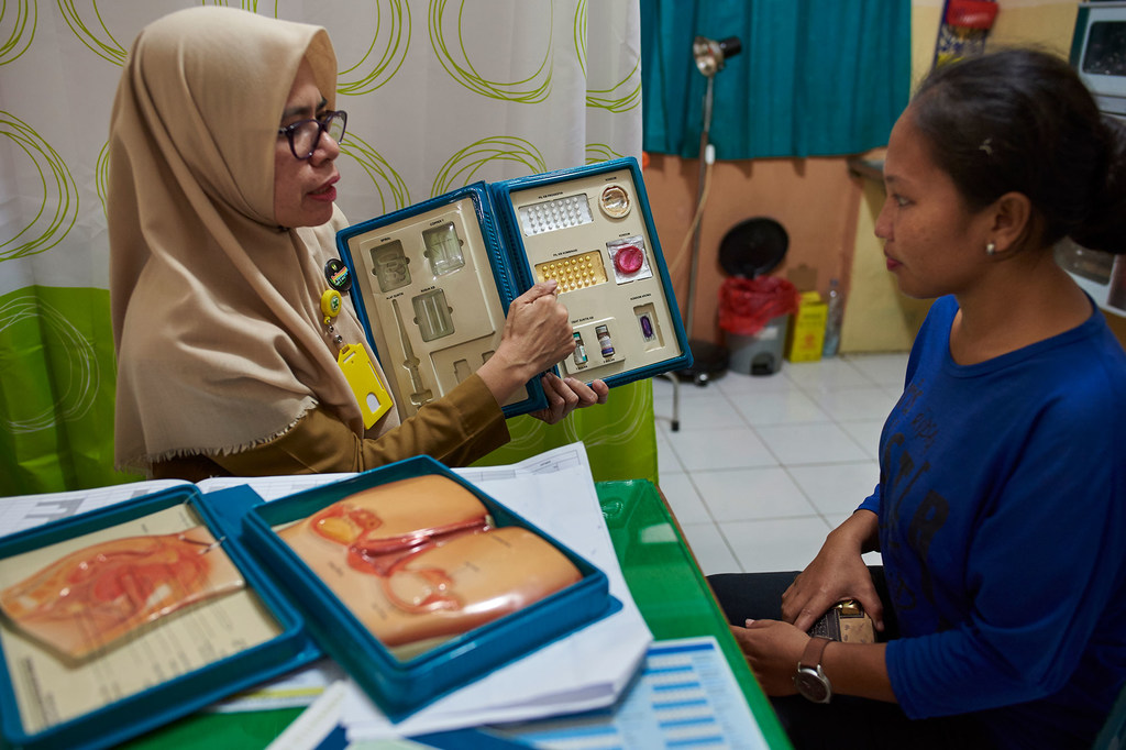 Una consejera muestra a una mujer las opciones de control de la natalidad en un centro de salud en Sulawesi del Sur, Indonesia.