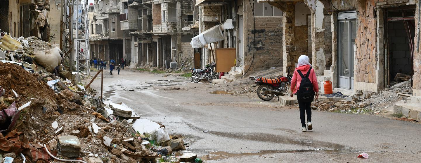 Des enfants marchent dans un quartier de Zabadani, dans la région rurale de Damas, en Syrie.
