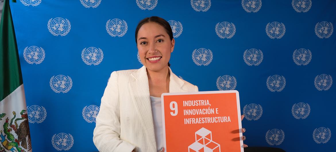 Katya Echazarreta posa con el logo del Objetivo de Desarrollo Sostenible número 9 relativo a la industria, la innovación y la infraestructura.