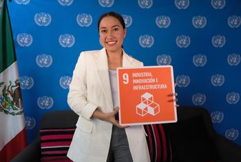 Katya Echazarreta posa con el logo del Objetivo de Desarrollo Sostenible número 9 relativo a la industria, la innovación y la infraestructura.