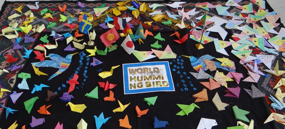 دنیا بھر سے بچوں نے واٹر کانفرنس کے شرکاء کو کاغذی (اوریگامی) پرندوں پر ’پانی اور مستقبل‘ کے حوالے سے اپنے پیغامات لکھ کر بھیجے تھے۔