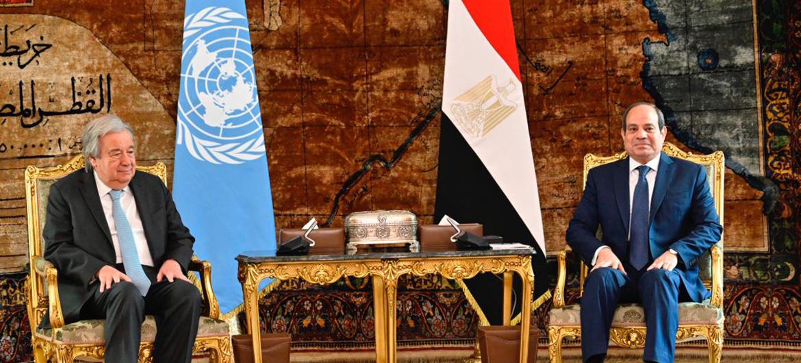 O secretário-geral da ONU, António Guterres (à esquerda), encontra-se com o presidente Sisi do Egito no Cairo