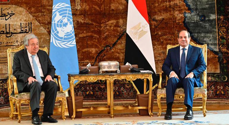 سیکرٹری جنرل انتونیو گوتیرش مصر کے صدر عبدالفتاح السیسی کے ساتھ ملاقات کرتے ہوئے۔