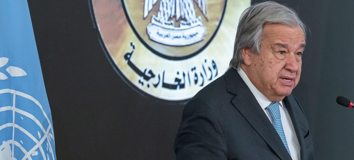 Den UNO-Generalsekretär António Guterres schwätzt an de Medien zu Kairo.