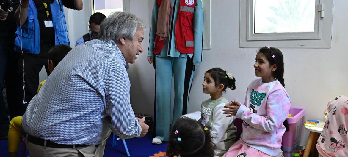  Durante a sua visita de solidariedade Ramada ao Egito, o secretário-geral da ONU, António Guterres, visita o Hospital Geral El-Arish para se encontrar com os palestinos de Gaza que recebem cuidados no hospital com os seus filhos e famílias
