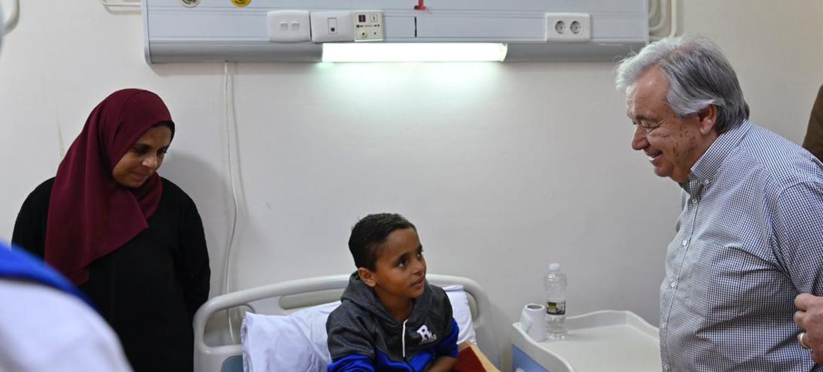 В ходе своего визита на Ближний Восток глава ООН посетил больницу в египетском городе Эль-Арише, где проходят лечение беженцы из Газы.