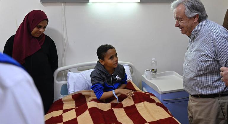 Durante su visita solidaria de Ramada a Egipto, el Secretario General de la ONU, António Guterres, visita el Hospital General de El-Arish para reunirse con palestinos de Gaza que reciben atención en el hospital con sus hijos y familias.