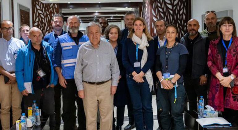 Durante a sua visita de solidariedade da Ramada a Rafah, no Egito, o secretário-geral da ONU, António Guterres, encontrou-se com humanitários que trabalham em Gaza, que partilharam com ele o ambiente extremamente desafiante em que trabalham