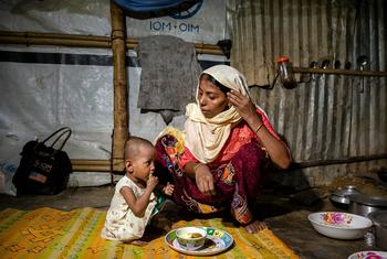 Msichana mwenye umri wa miaka miwili anayeugua utapiamlo akilishwa na mamake kwenye makazi yao huko Cox’s Bazar, Bangladesh.