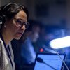 Una intérprete de la ONU trabajando durante un acto centrado en la protección de los trabajadores de los medios de comunicación.