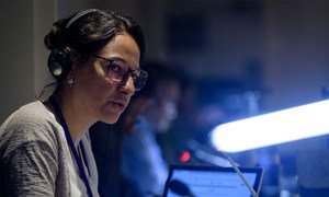 Una intérprete de la ONU trabajando durante un acto centrado en la protección de los trabajadores de los medios de comunicación.