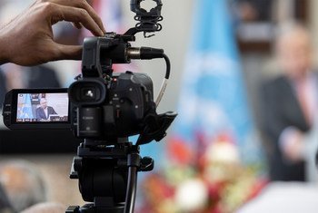 Le Secrétaire général de l'ONU, António Guterres (sur l'écran), lors d'une conférence de presse virtuelle.