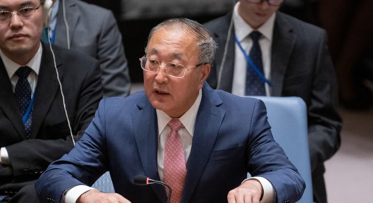 中国大使张军在联合国安理会关于维护国际和平与安全的会议上发言。