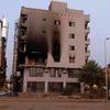 Un immeuble résidentiel à Khartoum est endommagé après avoir été touché par un missile.