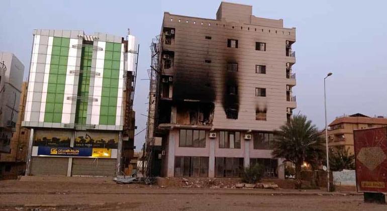 सूडान की राजधानी ख़ारतूम में मिसाइल हमले में क्षतिग्रस्त एक रिहायशी इमारत.