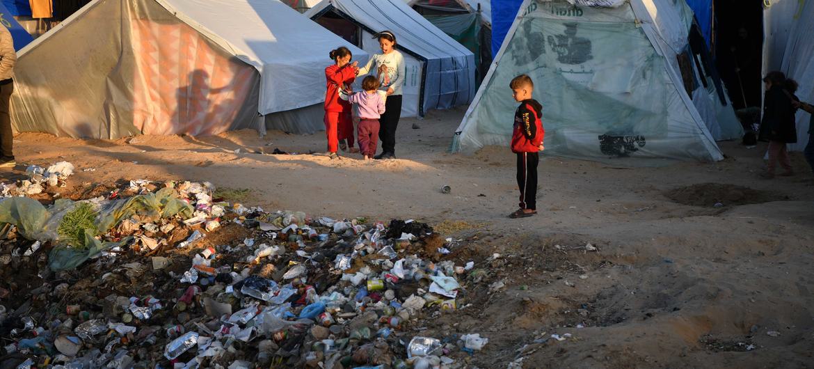 ग़ाज़ा में विकट हालात के बीच लाखों विस्थापित गंदगीपूर्ण माहौल में शरण लेने के लिए मजबूर हैं.
