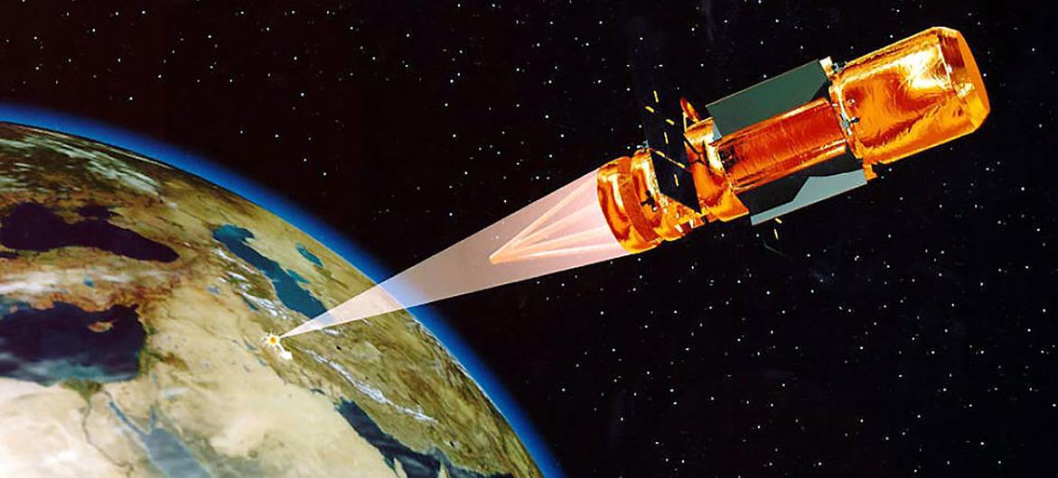 Image d'une arme conceptuelle à énergie dirigée, basée sur un satellite et utilisée pour frapper avec précision des cibles sur Terre.