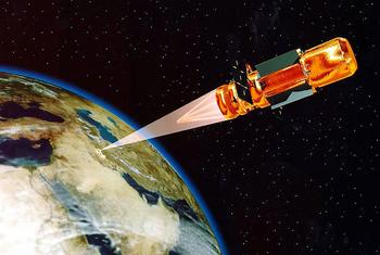 Image d'une arme conceptuelle à énergie dirigée, basée sur un satellite et utilisée pour frapper avec précision des cibles sur Terre.
