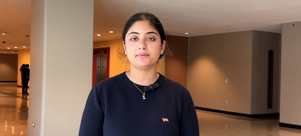تقف أرين السنجاني، وهي مندوبة يمنية شابة، في أحد الممرات خلال منتدى الشباب التابع للمجلس الاقتصادي والاجتماعي للأمم المتحدة لعام 2025.
