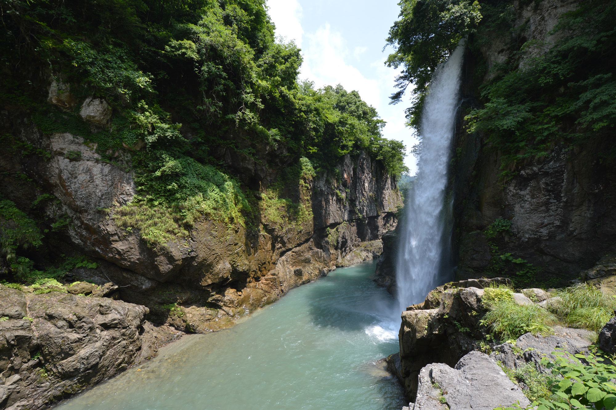 日本手取川峡谷的渡城瀑布。