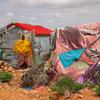 सूखे की परिस्थितियों के कारण सोमालिया में बड़ी संख्या में लोग विस्थापन का शिकार हुए हैं.