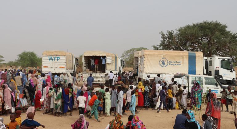 Sudanese refugees in Chad receive food aid from WFP.