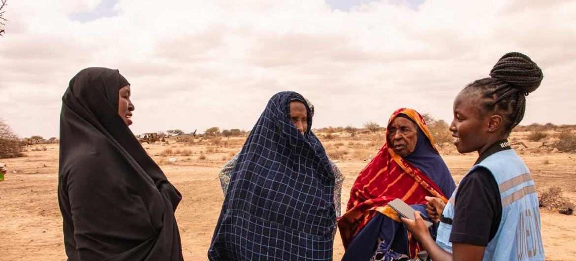 当地妇女与人道协调厅工作人员米尔卡交谈，她在肯尼亚受干旱影响的加里萨参加联合国呼吁发起的集会。这些妇女分享了干旱如何改变她们的生活以及她们如何应对的故事。