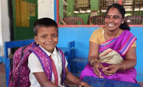 श्रीलंका में यूनीसेफ़ द्वारा संचालित प्री-प्राइमरी स्कूल आहार कार्यक्रमों से, बच्चों की शिक्षा और पोषण जारी रखने में मदद मिल रही है.