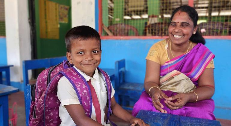 श्रीलंका में यूनीसेफ़ द्वारा संचालित प्री-प्राइमरी स्कूल आहार कार्यक्रमों से, बच्चों की शिक्षा और पोषण जारी रखने में मदद मिल रही है.