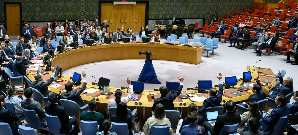 Les membres du Conseil de sécurité de l'ONU votent pour adopter une résolution sur la protection des humanitaires dans les conflits armés.