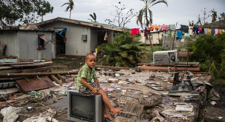 Uraia, de 7 años, sentado en un televisor sobre los restos de su casa, que fue destruida por el ciclón Winston en Fiyi en 2016.