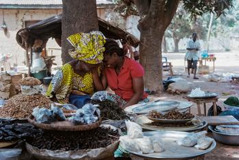 Marceline (à gauche) et une amie en République centrafricaine. Marceline est une survivante de violences commises en période de conflit en RCA. (archives)
