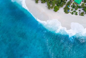 Водой покрыта бо́льшая часть поверхности Земли.