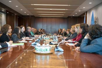 سیکرٹری جنرل انتونیو گوتیرش اقوام متحدہ کے سفارتی اداروں کی خواتین سربراہان کے ساتھ ملاقات کرتے ہوئے۔