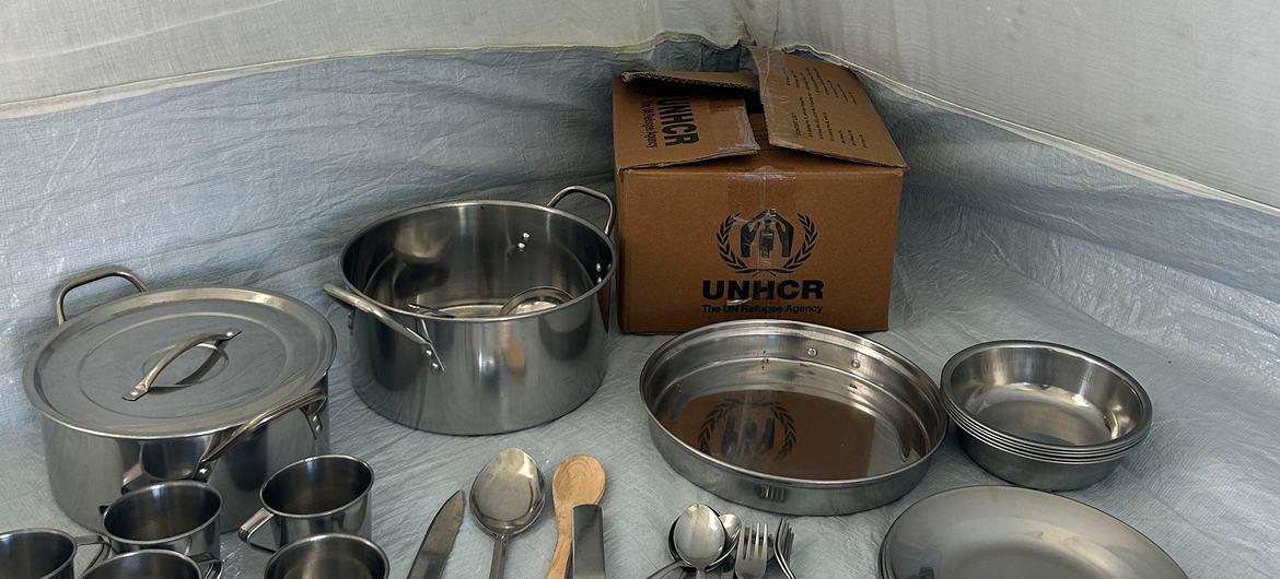 Kits de dignidade e colchões e mantas normalmente distribuídos às famílias forçadas a fugir Kits de dignidade e colchões e mantas normalmente distribuídos às famílias forçadas a fugir